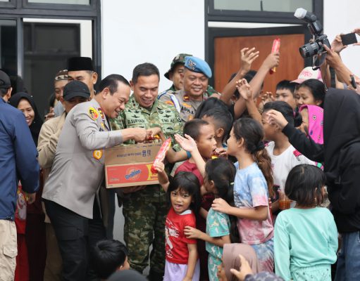 Kapolda Metro Jaya Bersama Pangdam Jaya Pastikan Penanganan Pengungsi Banjir Terlayani dengan Baik