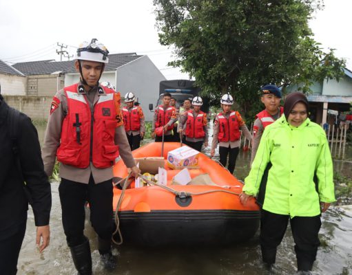Kapolda Metro Jaya Salurkan Bantuan Ringankan Beban Warga Terdampak Banjir