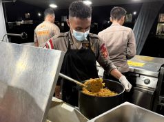 Banjir Rendam Sukamekar Bekasi, Brimob PMJ Dirikan Dapur Lapangan untuk Warga