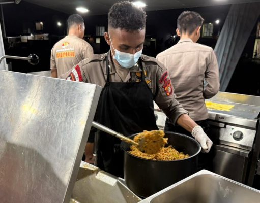 Banjir Rendam Sukamekar Bekasi, Brimob PMJ Dirikan Dapur Lapangan untuk Warga