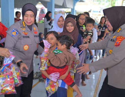 Sentuhan Kasih Polwan Polda Jabar: Hibur Anak-Anak Korban Longsor Cisarua dengan Aksi Kemanusiaan