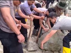 Polri Bersama Warga Buka Akses Jalan Kampung Setie, Kabupaten Bener Meriah, Pascabencana