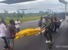 Satgas Damai Cartenz dan TNI Berhasil Mengevakuasi 2 Jenazah Pilot dan Co Pilot Smart Air