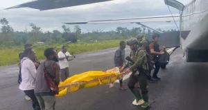 Satgas Damai Cartenz dan TNI Berhasil Mengevakuasi 2 Jenazah Pilot dan Co Pilot Smart Air