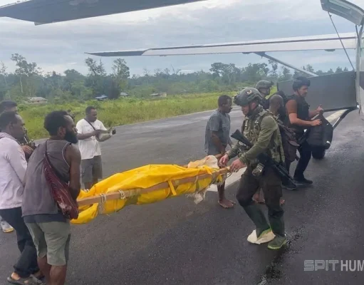 Satgas Damai Cartenz dan TNI Berhasil Mengevakuasi 2 Jenazah Pilot dan Co Pilot Smart Air