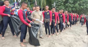 Tindak Lanjuti Arahan Presiden RI Pusdik Brimob Gelar Aksi Bersih Pantai Pasir Putih Situbondo