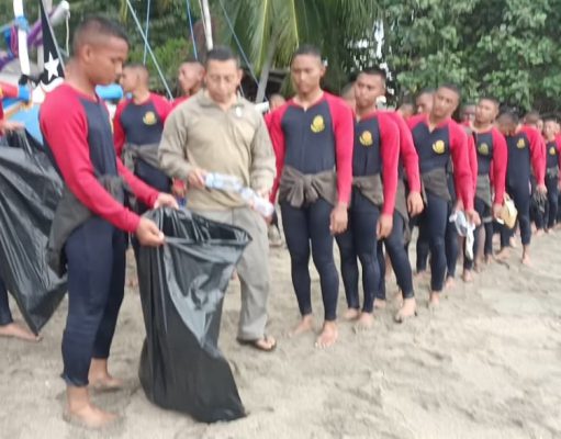 Tindak Lanjuti Arahan Presiden RI Pusdik Brimob Gelar Aksi Bersih Pantai Pasir Putih Situbondo
