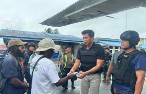 Dari Ujung Landasan Korowai: Duka, Solidaritas Warga, dan Komitmen Satgas Damai Cartenz Jaga Akses Satu-Satunya ke Tanahmerah