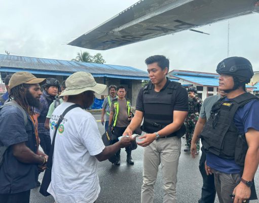 Dari Ujung Landasan Korowai: Duka, Solidaritas Warga, dan Komitmen Satgas Damai Cartenz Jaga Akses Satu-Satunya ke Tanahmerah
