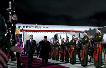 Presiden Prabowo Tiba di Amman, Disambut Putra Mahkota dan Dikawal F-16 AU Yordania