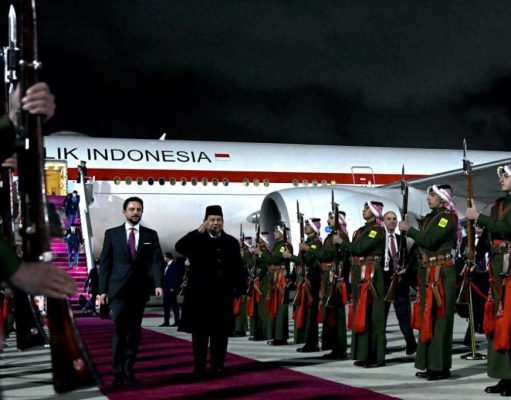 Presiden Prabowo Tiba di Amman, Disambut Putra Mahkota dan Dikawal F-16 AU Yordania