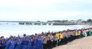 Kapolda Bali dan 5.000 Relawan Satukan Langkah Bersihkan Pantai Kedonganan