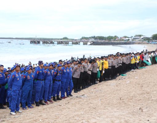 Kapolda Bali dan 5.000 Relawan Satukan Langkah Bersihkan Pantai Kedonganan