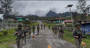 Damai di Hari Ibadah: Kehadiran Satgas Damai Cartenz Bikin Warga Sinak Beribadah Lebih Tenang