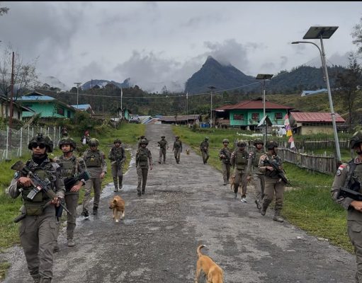 Damai di Hari Ibadah: Kehadiran Satgas Damai Cartenz Bikin Warga Sinak Beribadah Lebih Tenang