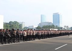Polda Metro Turunkan 1060 Personil Gabungan Layani Aksi Perkumpulan Guru Madrasah Indonesia di Gedung DPR/MPR RI