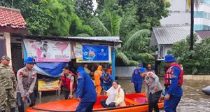 Banjir Rendam Pondok Karya Jaksel, Polisi-TNI Prioritaskan Evakuasi Kelompok Rentan