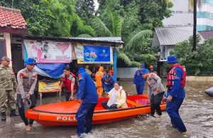 Banjir Rendam Pondok Karya Jaksel, Polisi-TNI Prioritaskan Evakuasi Kelompok Rentan