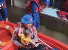 Ditpolairud PMJ Tangani Banjir di Kebon Pala Dari Evakuasi Bayi Sampai Motor