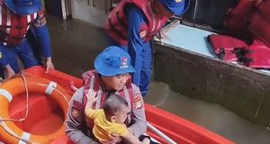 Ditpolairud PMJ Tangani Banjir di Kebon Pala Dari Evakuasi Bayi Sampai Motor