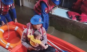 Ditpolairud PMJ Tangani Banjir di Kebon Pala Dari Evakuasi Bayi Sampai Motor