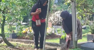 Kepergian Meri Hoegeng Meninggalkan Duka Mendalam Pada Penjaga Makam