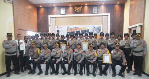Kapolda Aceh Beri Penghargaan kepada Danyon Taruna Akpol dan Taruna Akpol atas Dedikasi Kemanusiaan di Aceh Tamiang