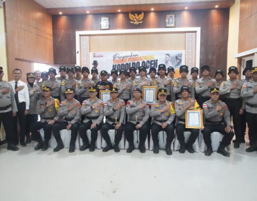 Kapolda Aceh Beri Penghargaan kepada Danyon Taruna Akpol dan Taruna Akpol atas Dedikasi Kemanusiaan di Aceh Tamiang