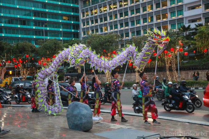 Festival Imlek 2026 menghadirkan pertunjukan budaya khas Tionghoa salah satunya Liong atau tari Naga yang meliuk-liuk diantara hiruk pikuk kendaraan
