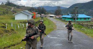 Berikan Rasa Aman bagi Masyarakat di Distrik Sinak Satgas Damai Cartenz Intensifkan Patroli