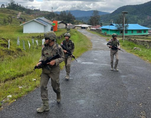 Berikan Rasa Aman bagi Masyarakat di Distrik Sinak Satgas Damai Cartenz Intensifkan Patroli