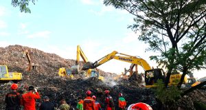 Gunungan Sampah Longsor di TPST Bantargebang, Tiga Orang Meninggal Dunia
