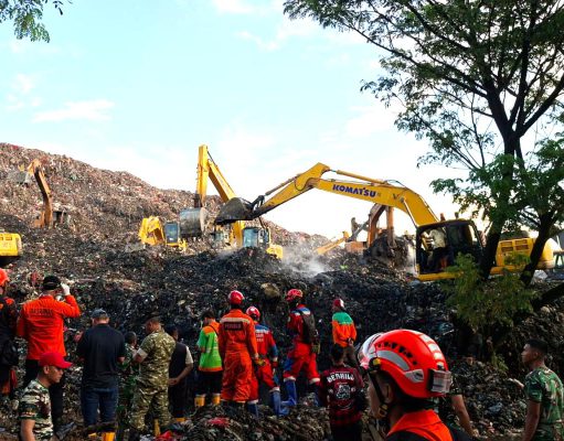 Gunungan Sampah Longsor di TPST Bantargebang, Tiga Orang Meninggal Dunia