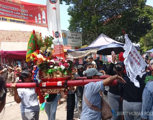 Pengamanan Kirab Toa Pek Kong dalam Perayaan Imlek di Vihara Darma Rahayu Indramayu