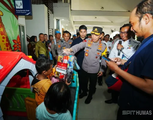 Kapolri Tinjau Stasiun Surabaya Gubeng dan Terminal Purabaya, Tekankan Pelayanan Optimal dan Keselamatan Pemudik
