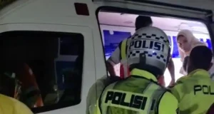Personel Satlantas Polres Indramayu Bantu Evakuasi Balita Kejang di Tol Cipali KM 137