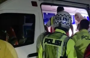 Personel Satlantas Polres Indramayu Bantu Evakuasi Balita Kejang di Tol Cipali KM 137