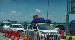 Pemudik: Pak Polisi, I Love You! Pemudik Apresiasi One Way Nasional di Jalur Tol Trans Jawa