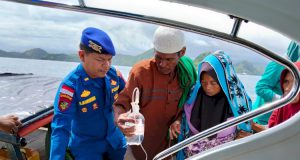 Perjuangan di Balik Deru Gelombang: Polisi Evakuasi Ibu Hamil Kembar di Perairan Komodo