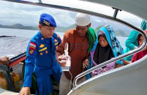 Perjuangan di Balik Deru Gelombang: Polisi Evakuasi Ibu Hamil Kembar di Perairan Komodo