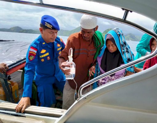Perjuangan di Balik Deru Gelombang: Polisi Evakuasi Ibu Hamil Kembar di Perairan Komodo