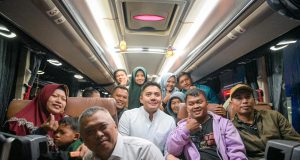 Seskab Teddy dan Menhub Dudy Pantau Arus Balik dan Sapa Pemudik di Terminal Pulo Gebang, Pastikan Kelancaran Mudik