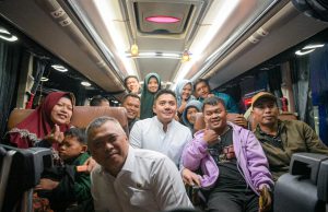 Seskab Teddy dan Menhub Dudy Pantau Arus Balik dan Sapa Pemudik di Terminal Pulo Gebang, Pastikan Kelancaran Mudik