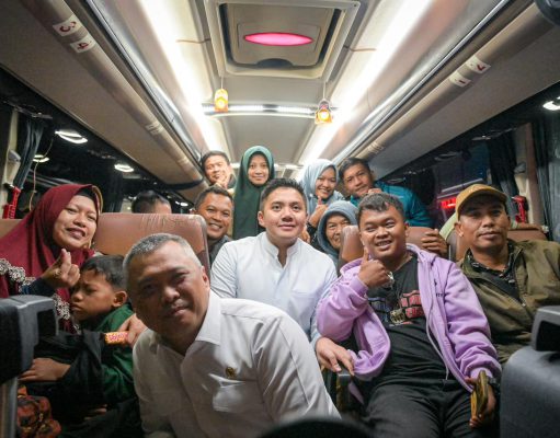 Seskab Teddy dan Menhub Dudy Pantau Arus Balik dan Sapa Pemudik di Terminal Pulo Gebang, Pastikan Kelancaran Mudik