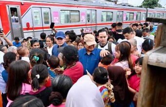 Tangis Haru dan Harapan Warga Pecah di Bantaran Rel Ketika Presiden Presiden Prabowo Mendadak Berkunjung ke Senen