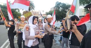 Penyampaian Aspirasi di Kedubes AS Berlangsung Kondusif, Polisi Bagikan Snack ke Peserta Aksi