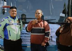 Aksi Heroik Satlantas Polres Gresik, Antarkan Pasutri Asal Situbondo yang Ketinggalan Bus Mudik