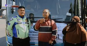 Aksi Heroik Satlantas Polres Gresik, Antarkan Pasutri Asal Situbondo yang Ketinggalan Bus Mudik