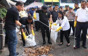 Kapolda Metro Jaya dan Para Menteri Bersihkan Pasar Kramat Jati