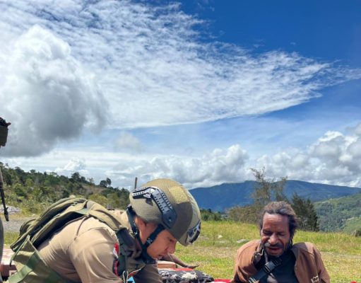 Satgas Damai Cartenz Gelar Patroli Humanis dan Pelayanan Kesehatan di Sinak